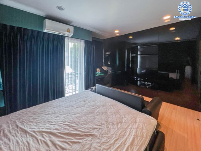 ทาวน์เฮ้าส์มือสอง ม.บ้านกลางเมือง นวมินทร์42 แบรนด์ AP เนื้อที่ 18.1 ตร.ว. มาพร้อมฟังก์ชัน 3 ห้องนอน 3 ห้องน้ำ 2 ที่จอดรถ แถมฟรี !!! เครื่องปรับอากาศ 4 เครื่อง และเครื่องทำน้ำอุ่น 2 เครื่อง สภาพแวดล้อมเยี่ยม ทำเลดีเชื่อมต่อ ถ.รามอินทรา, ถ.เกษตร-นวมินทร์ ใกล้รถไฟฟ้าสายสีชมพู "สถานีนพรัตน์" และทางด่วน ฉลองรัช…